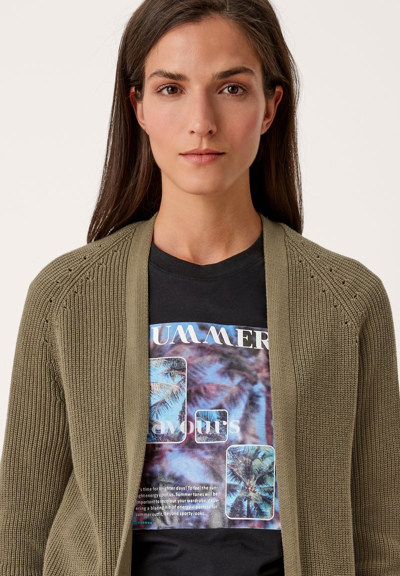 Damen Strickjacken | s.Oliver MIT AJOURMUSTER Strickjacke dusty olive/grün - HQ28265 Damen Strickjacken | s.Oliver MIT AJOURMUSTER Strickjacke dusty olive/grün - HQ28265