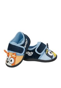 Paire de chaussons pour enfants avec des visages d'animaux, couleurs bleu et orange, et des sangles Velcro étiquetées "Bluey" sur les côtés.