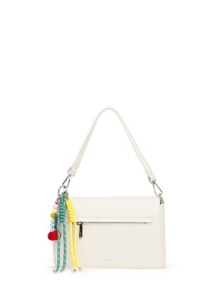 Borsa a tracolla in pelle bianca con tasca con zip e portachiavi intrecciati colorati e perline attaccati a un lato.