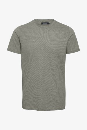 Olive roheline lühikeste varrukatega t-särk, mis on valmistatud pehmest kangast, ümmarguse kaeluse ja lihtsa klassikalise lõikega, millel on minimaalsed õmblusdetailid.