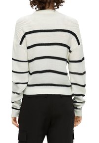 Weißer Strickpullover mit schwarzen horizontalen Streifen, langen Ärmeln und einer lockeren Passform. Strukturiertes Gewebe mit gerippten Bündchen und Saum.