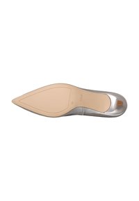 Chaussure à talon haut argentée à bout pointu vue de la semelle, avec semelle extérieure beige et petit embout de talon en caoutchouc, taille marquée 41½.