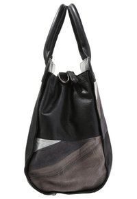 Torba typu hobo z połączeniem czarnej i szarej skóry, z gładkimi i teksturowanymi akcentami, podwójnymi uchwytami i zaokrąglonym dnem.