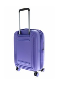 Valise rigide violette avec une surface texturée, une poignée télescopique, quatre roues pivotantes et une ouverture zippée.