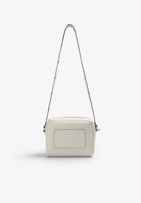Hranatá bílá kožená crossbody taška s dlouhým černým popruhem a přední kapsou, vynikající hladkým povrchem a minimalistickým designem.