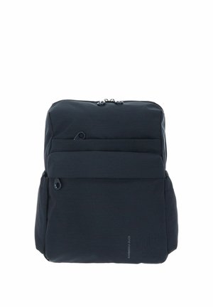 Sac à dos noir avec une finition texturée, compartiment principal zippé, poche avant et détail logo subtil. Forme compacte et carrée.