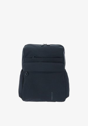 Sac à dos noir avec une finition texturée, compartiment principal zippé, poche avant et détail logo subtil. Forme compacte et carrée.