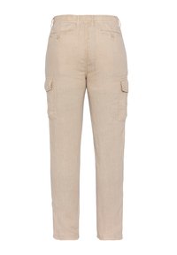 Beige linnen cargo broek met een ontspannen pasvorm, voorzien van zijzakken, een elastische tailleband en een gestructureerde stof.