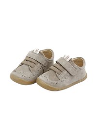 Zapatos de ante beige con punta redondeada, acentos de cuero y una correa de velcro. La suela de goma flexible tiene un agarre texturizado.
