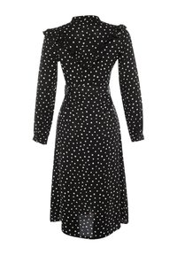 Schwarzes Midikleid mit weißen Punkten, langen Ärmeln, gerafftem Einsatz und passendem Gürtel in der Taille, von hinten gezeigt.
