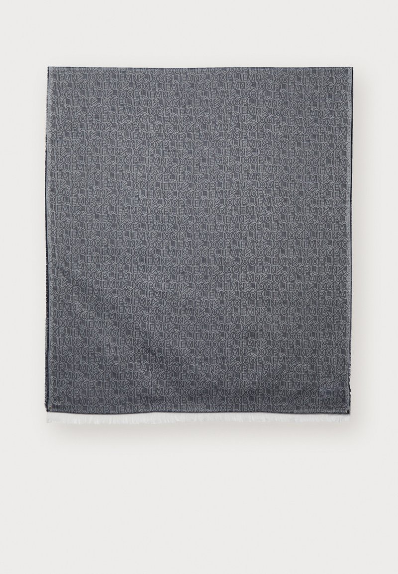 Cachecol azul escuro com padrão de texto repetitivo em azul claro, com bordas franjadas. O material parece suave e com uma textura lisa.