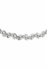 Collar de plata con gemas transparentes redondas y en corte marquesa alternadas, en un diseño simétrico y agrupado.