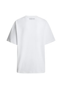 T-shirt en coton blanc avec des manches courtes, col rond et logo sur le dos près du col. Texture lisse, coupe décontractée.