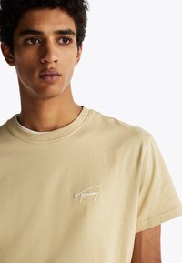 Tommy Jeans SIGNATURE TEE - Camiseta básica - relic tan
