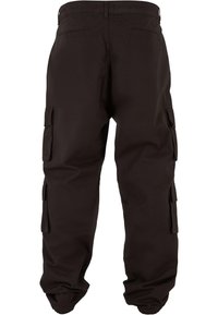 Pantalones cargo negros de algodón, con múltiples bolsillos laterales, un ajuste relajado y puños elásticos en los tobillos.