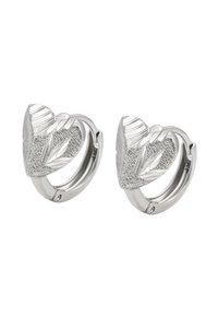 Orecchini a cerchio in argento con charm a forma di cuore testurizzati, caratterizzati da motivi fogliari incisi su uno sfondo bianco.