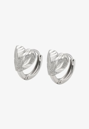 Sølv hoop øreringe med teksturerede hjerteformede charms, der har gravede bladmønstre på en hvid baggrund.