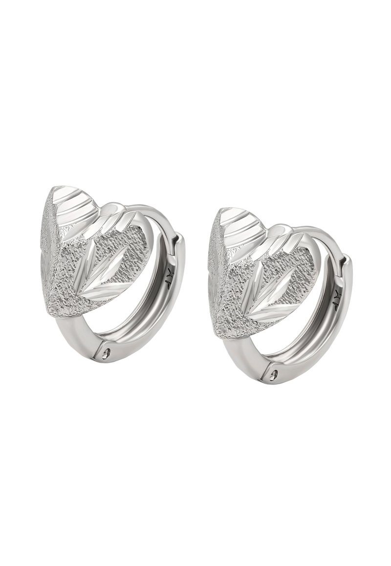 Orecchini a cerchio in argento con charm a forma di cuore testurizzati, caratterizzati da motivi fogliari incisi su uno sfondo bianco.