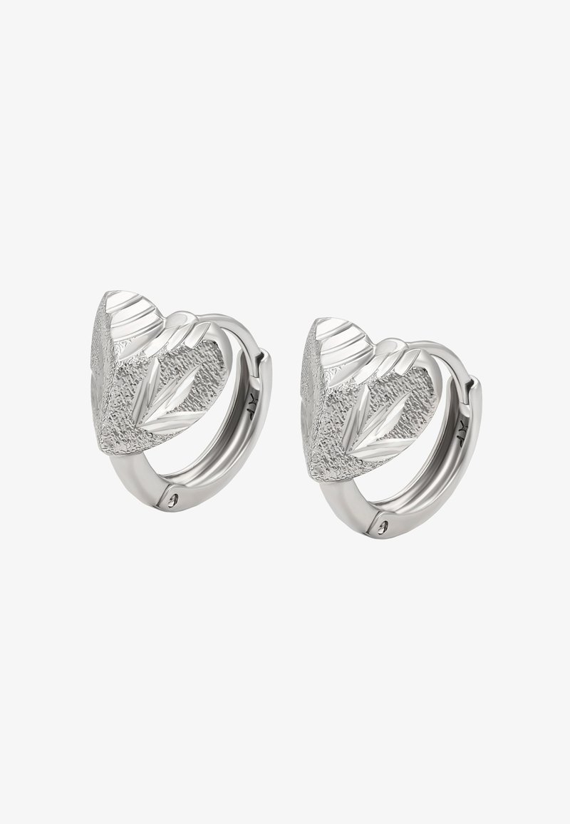 Silverfärgade hoopörhängen med texturerade hjärtformade berlocker som har graverade bladmönster på en vit bakgrund.