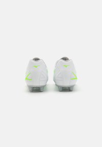 Vita fotbollsskor med neongröna detaljer, slät syntetisk material, böjd design och formade dobbar för grepp på sulan.
