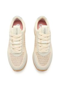 Sneaker color crema con tomaia in rete, dettagli in suede e lacci rotondi. Le solette sono di un delicato rosa chiaro con un logo.