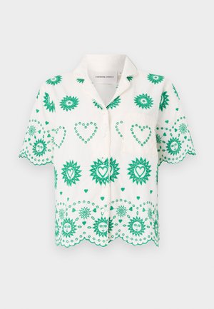 Krátký rukáv košile z bílé látky, zdobená zelenými vzory slunce a srdce, s límečkem a malou náprsní kapsou.