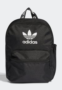 Svart Adidas ryggsäck i texturerat tyg, med en framträdande vit logotyp, rundad form, topphandtag och framficka med dragkedja.