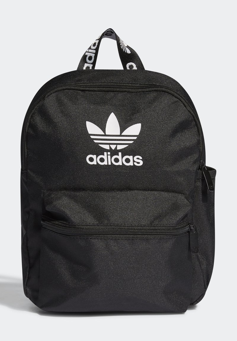Svart Adidas ryggsäck i texturerat tyg, med en framträdande vit logotyp, rundad form, topphandtag och framficka med dragkedja.