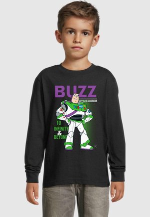 Juodas ilgomis rankovėmis marškinėliai su spalvota grafika, vaizduojančia Buzz Lightyear, ir tekstu „BUZZ GALACTIC GUARDIAN TO INFINITY & BEYOND“ violetine ir žalia spalvomis.