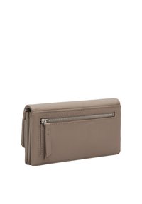 Złożony portfel z miękkiej skóry w odcieniu taupe, z kieszenią na zamek z tyłu, przeszyciami ozdobnymi i smukłym, prostokątnym kształtem.