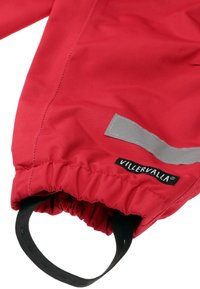 Czerwona wodoodporna kurtka z elastycznymi mankietami, wyposażona w odblaskowy pasek, czarną metkę marki oraz regulowany detal zapewniający pewne dopasowanie.
