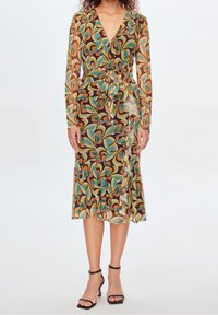 Bunt gemustertes Wickelkleid mit langen Ärmeln, V-Ausschnitt, abstrakten Mustern in Braun, Türkis und Gelb sowie einem gebundenen Taillendetail.
