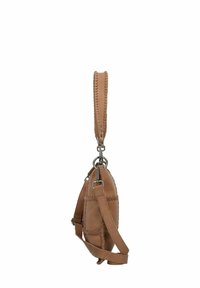 Tan leren handtas met een gestructureerd oppervlak, voorzien van een gevlochten handvat, verstelbare schouderband en zilverkleurige hardware.