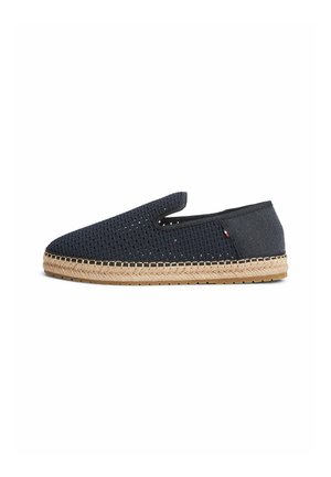 Marineblå slip-on espadrille med vævet tekstur på overdelen, juteindpakket sål og gummiydersål, egnet til afslappet brug.