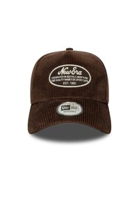 Braune Cordhut mit runder Krone und verstellbarem Riemen. Mit einem weißen ovalen Patch mit "New Era" und Logo sowie einem runden Etikett.