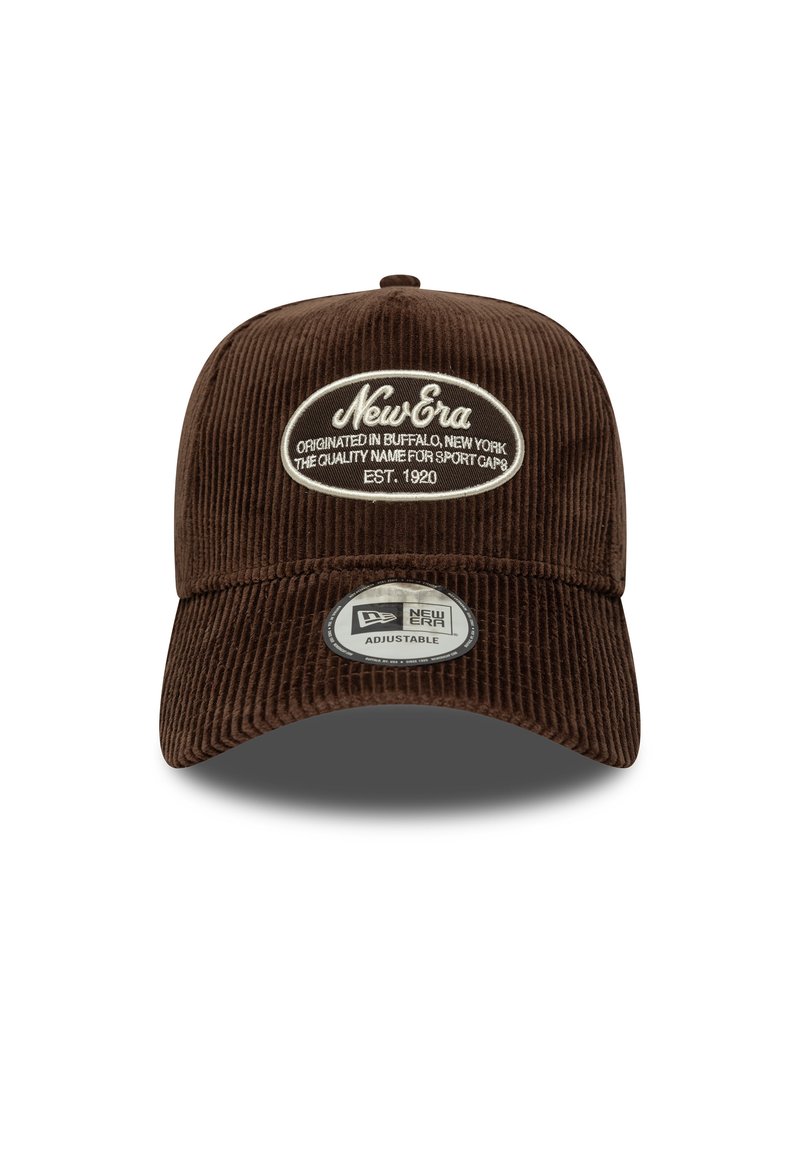 Braune Cordhut mit runder Krone und verstellbarem Riemen. Mit einem weißen ovalen Patch mit "New Era" und Logo sowie einem runden Etikett.