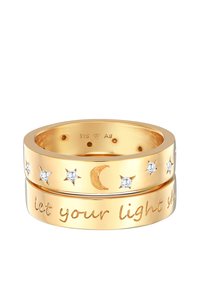 Set di anelli in tonalità oro composta da due bande. Una presenta la scritta incisa "lascia brillare la tua luce", mentre l'altra è decorata con accenti di luna crescente e stelle.