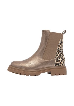 Botte Chelsea en rose gold métallisé avec un panneau latéral élastique texturé et un accent en imprimé léopard. Dotée d'une semelle en caoutchouc épaisse avec des rainures.