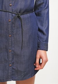 ONLY Robe en jean - dark-blue denim