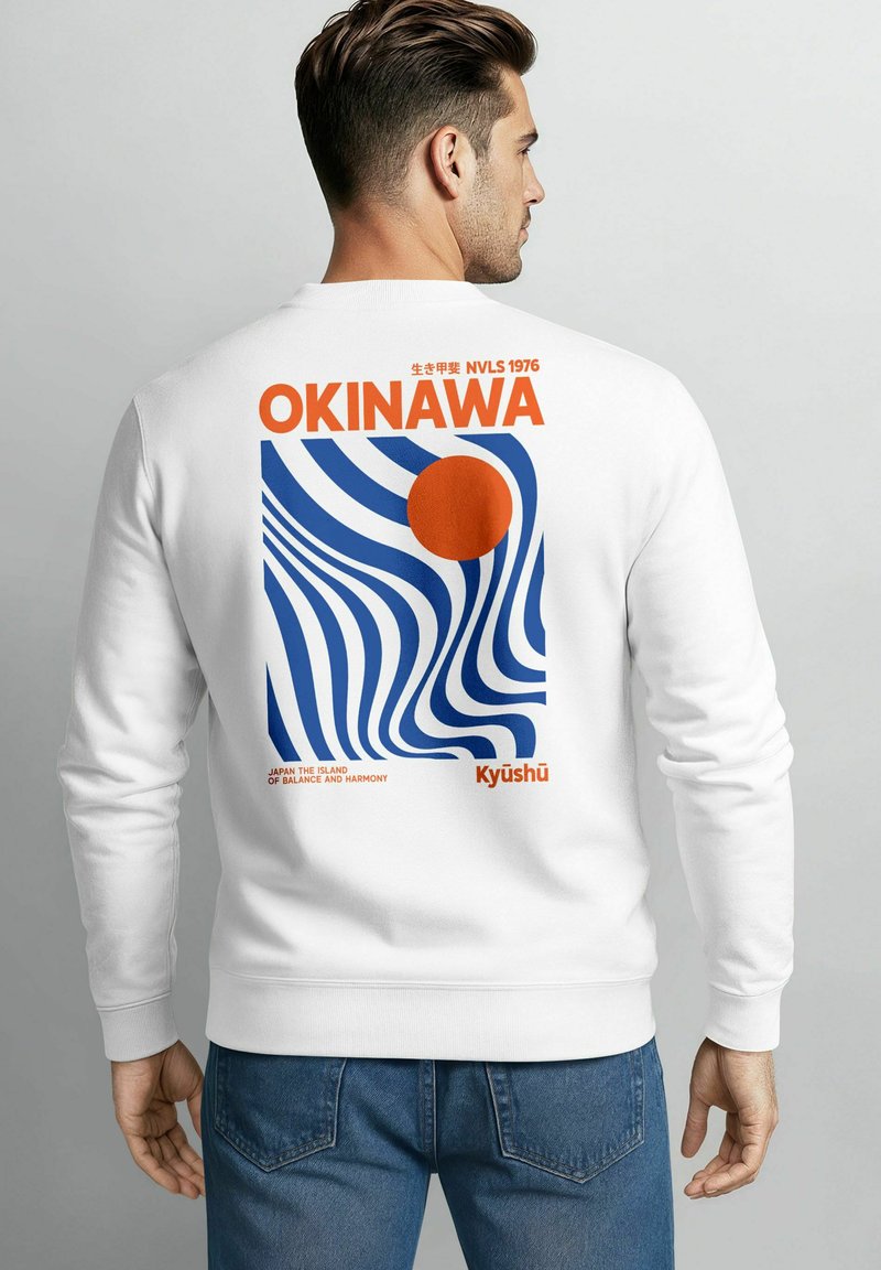Weißer Sweatshirt mit einem bunten Grafikdesign auf der Rückseite. Das Design umfasst wellenförmige blaue Linien und einen roten Kreis, mit "OKINAWA" in fettem Orange.