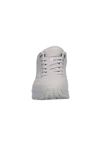 Sneaker grigie chiare con tomaia sintetica liscia, punta tonda, design con lacci, lati texturizzati e collo imbottito. Suola in gomma con trazione.