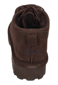 Braune Wildleder-Ankle-Boots mit runder Zehenpartie, gepolstertem Schaft, elastischen Schnürsenkeln und einer strukturierten Gummisohle. Mit einem Markenlabel.
