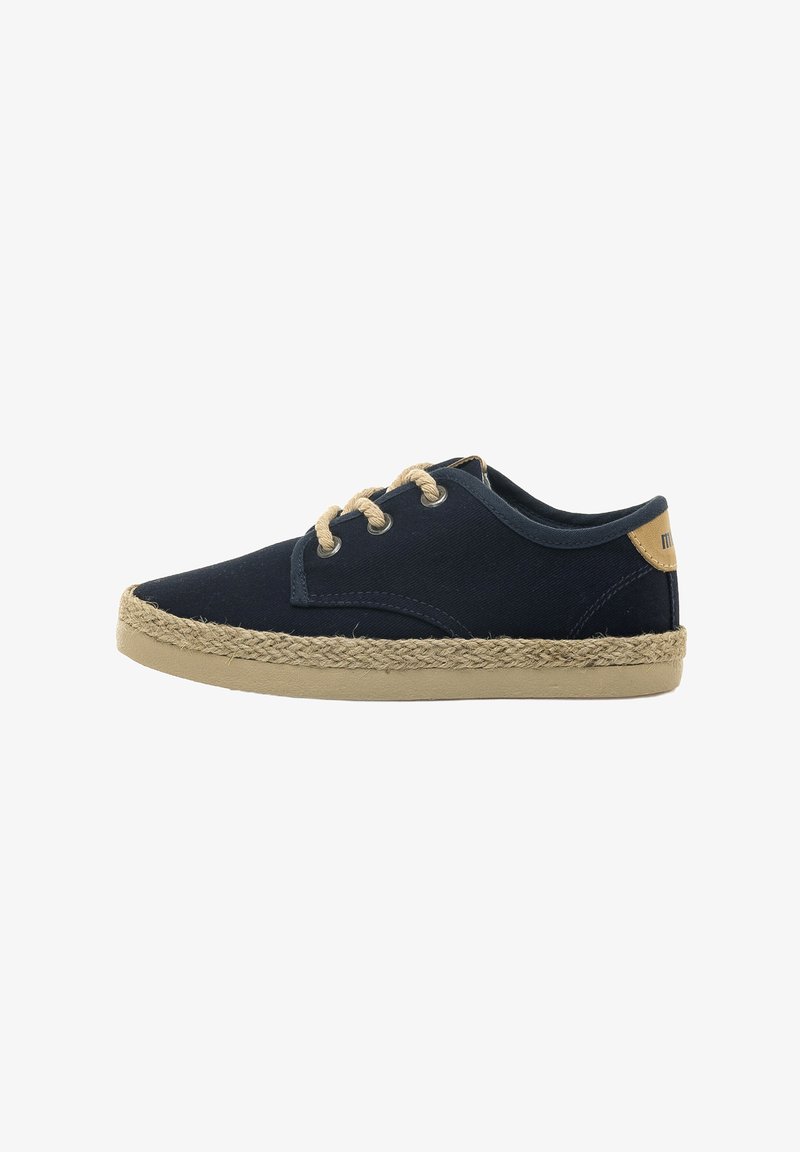 Zapatos de lona navy con cordones y suela de cuerda de yute, con un acento de tacón en tono marrón y ojales, diseñados para un uso casual.