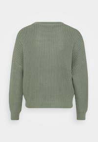Maglione verde lavorato a maglia con un motivo testurizzato, spalle a caduta e orlo a coste. Presenta una vestibilità rilassata e un tessuto morbido. Visualizzazione dal retro.