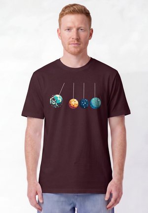 watapparel, WELTRAUMFORSCHER UNISEX - Print T-shirt - red brown