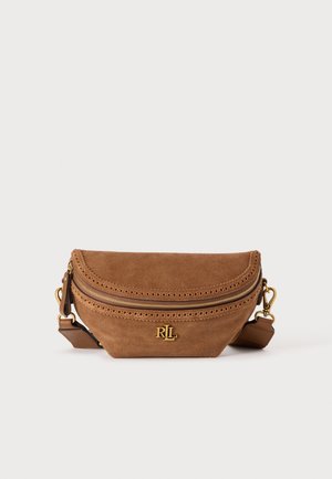 Brun ruskind crossbody taske med guldfarvet lynlås, dekorative perforeringer, justerbar rem og guld RL-logo foran.