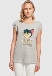 Grijze t-shirt met het gezicht van een cartoonkat in een blauw en roze ontwerp, met daaronder de tekst "NOPE. niet vandaag." Vloeiende pasvorm met opgerolde mouwen.