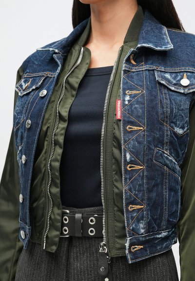 Spijkerjasje met een olijfgroene bomberstijl binnenlaag, met een cropped ontwerp, zilverkleurige knopen en contrasterende stiksels.