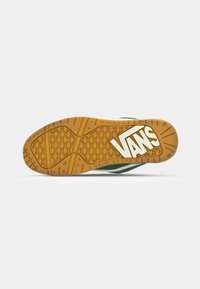 Súťažný model tenisky Vans, ktorá má spodok zo syntetickej gumy s rybími kostrami a bielym logom. Vrchný diel je zelený s bielymi akcentmi.
