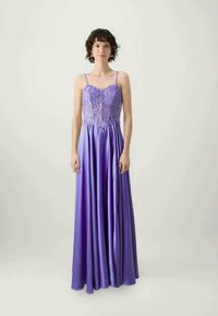 Pikk lilla kleit sobiva pitsist korpuse, õhukeste õlgade ja voolava seeliku ning sujuva tekstuuriga, millel on keerukad lillemustrid ülaosas.